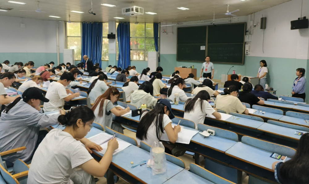 教师教育学院领导深入考场开展期末考试巡考工作